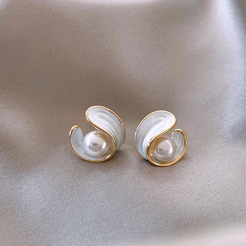 Luxury Earrings with White Opal and Pearls in Gold