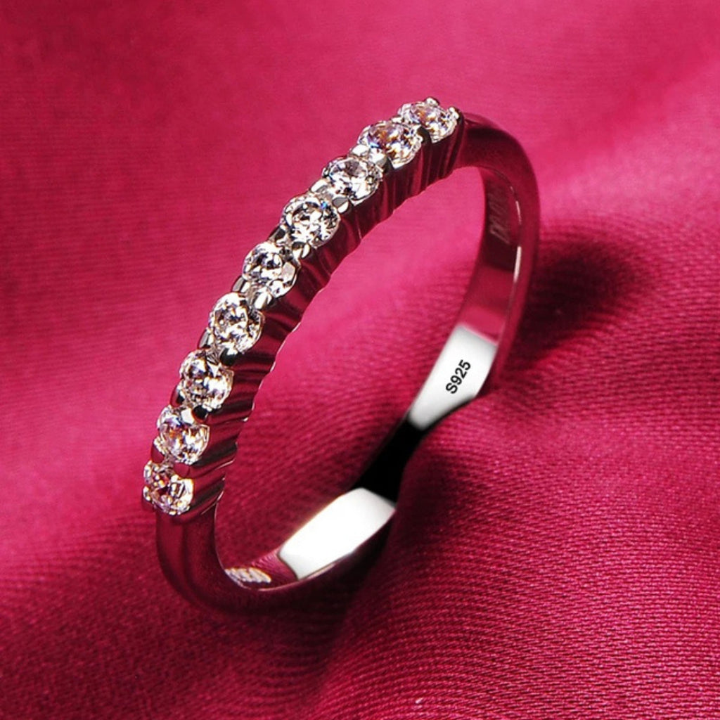 Luxury Ring with Zirconia Inlaid in Silver