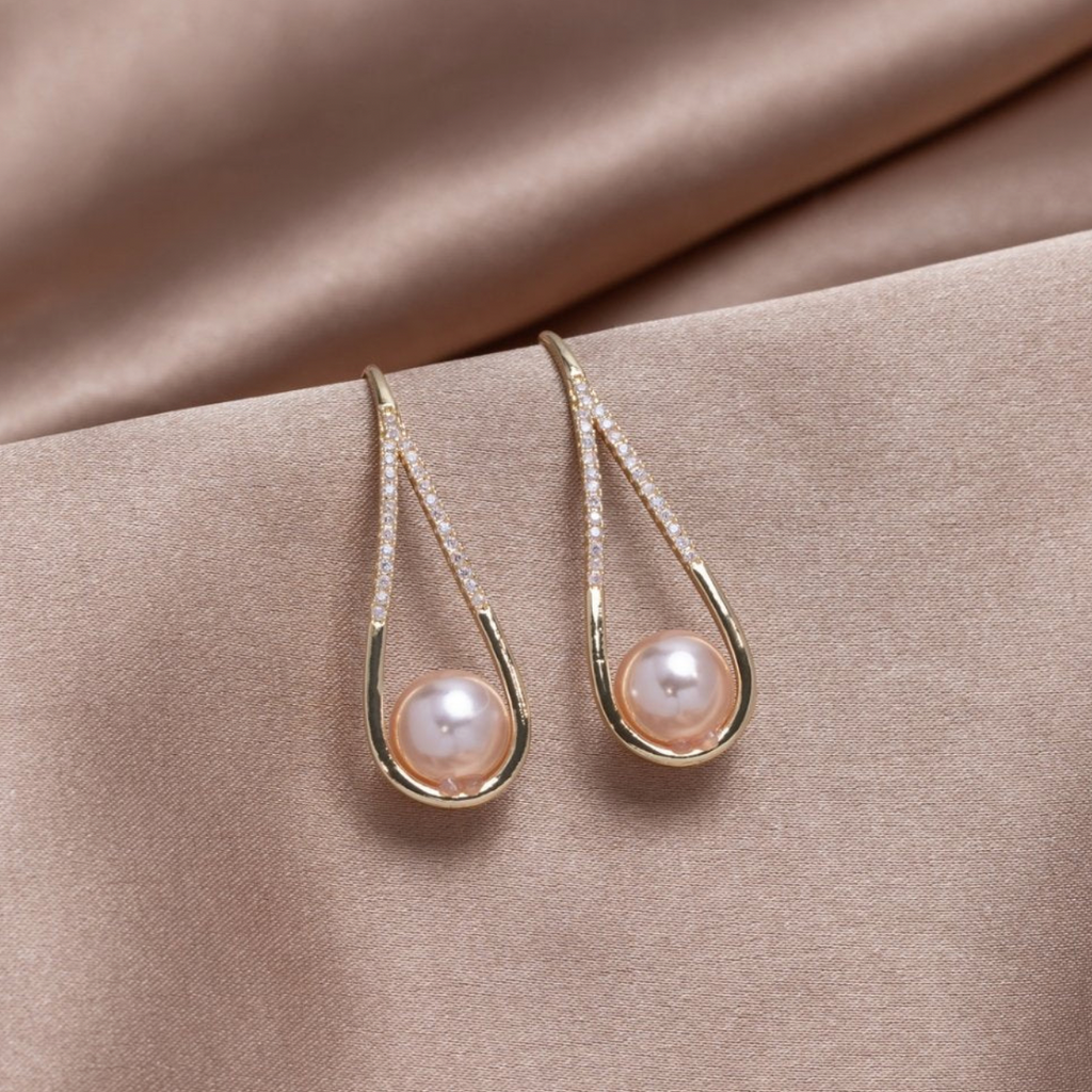 Exotic Pendant Earrings with Pearls in Gold