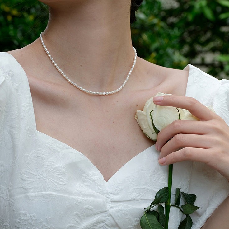 Necklace with precious pearls