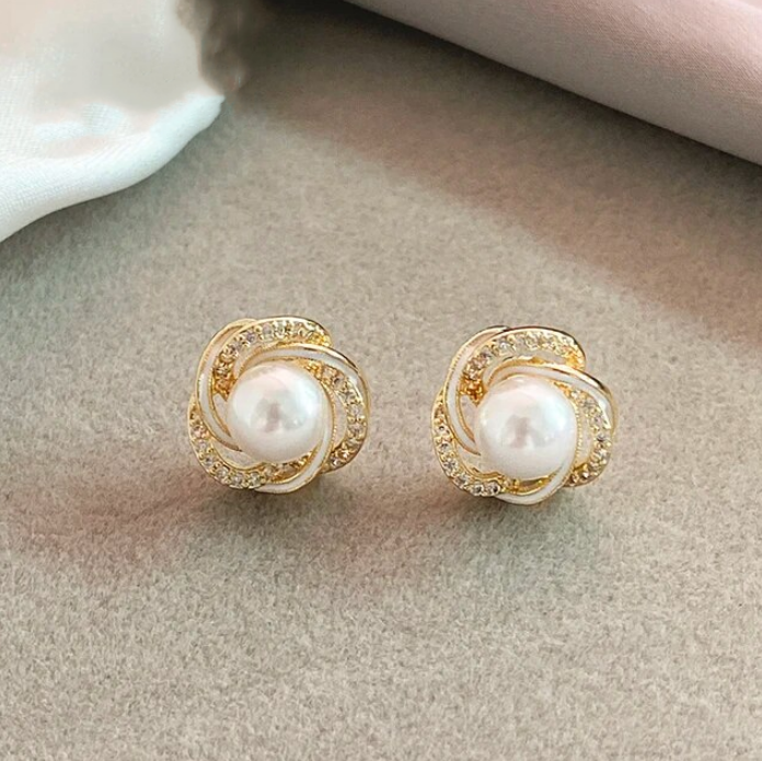 Elegant Golden Zirconia Spiral Pearl