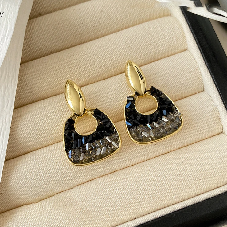 Elegant Black Crystal Gold